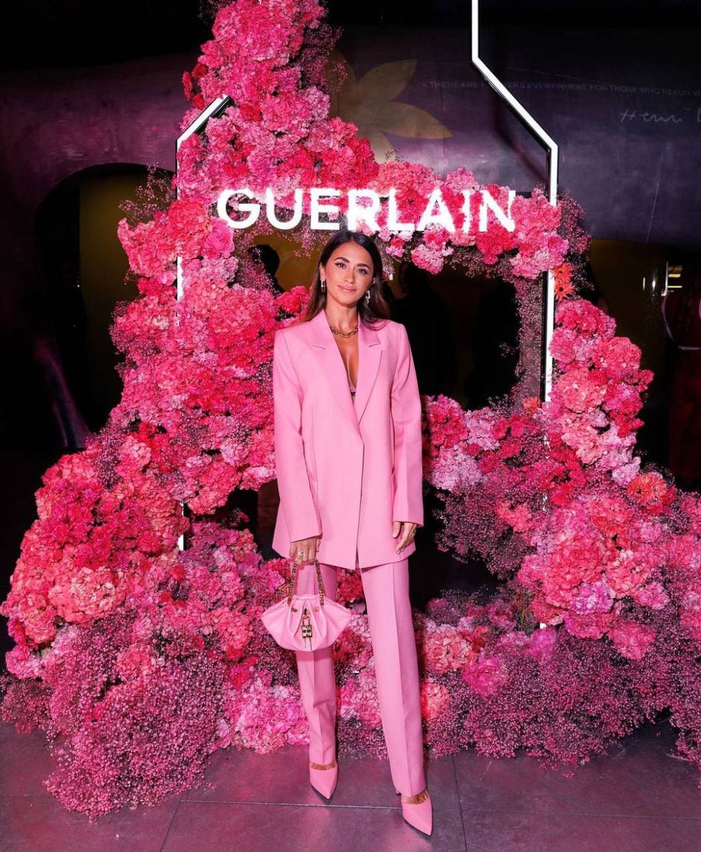 Antonela Roccuzzo se vistió de rosa en París para la presentación de un nuevo perfume de Guerlain.