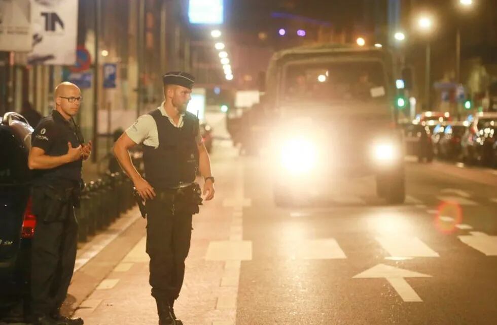 BRS03. Brussels (Belgium), 25/08/2017.- Police bloc Avenue Jacquemain where earlier a man jump on soldier partoling in Brussels, Belgium, 25 August 2017. According to reports, a man has been shot and is in a critical condition after reportedly attacking soldiers in Brussels with a machete. (Bruselas, Bélgica, Atentado) EFE/EPA/OLIVIER HOSLET