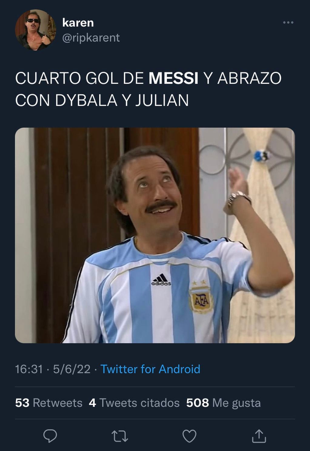 @ripkarent subió una imagen de Guillermo Francella con la camiseta Argentina tras el abrazo de Lionel Messi con Paulo Dybala y Julián Álvarez.