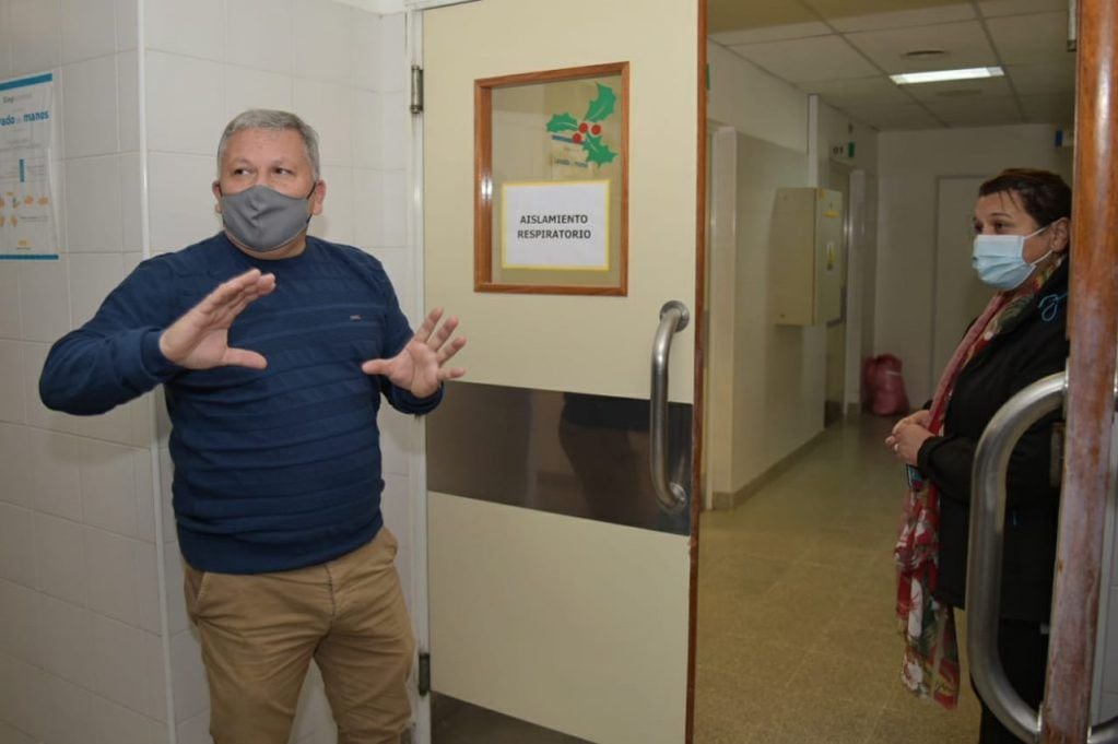El intendente Benedetti visitando la obra del Hospital de Arroyito
