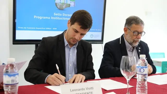 El intendente Leonardo Viotti y el rector de la UNRaf, Rubén Ascúa, firmaron un convenio vinculado al medioambiente