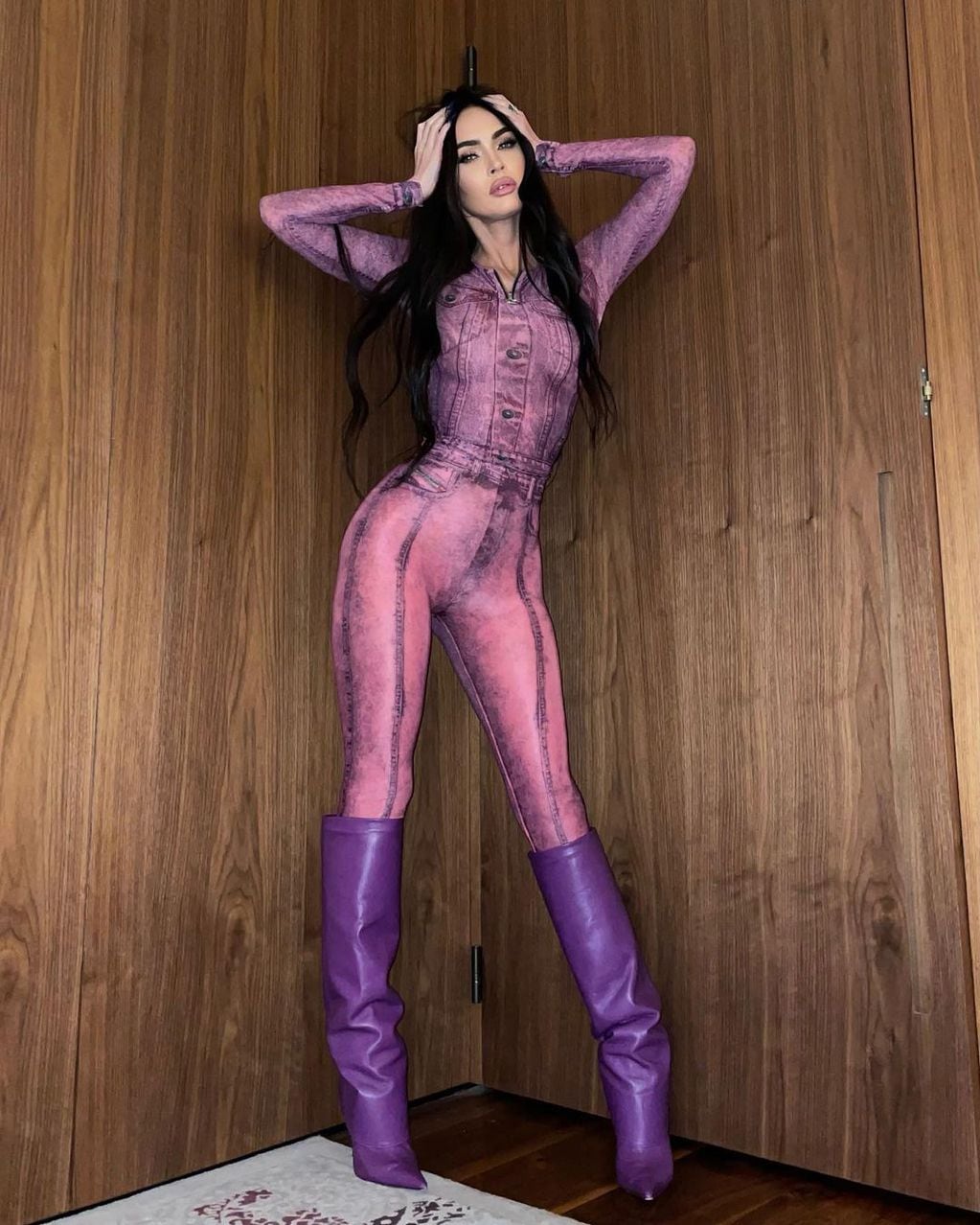 Con un cat-suit de jean al cuerpo y bucaneras, Megan Fox generó escándalo en Instagram.