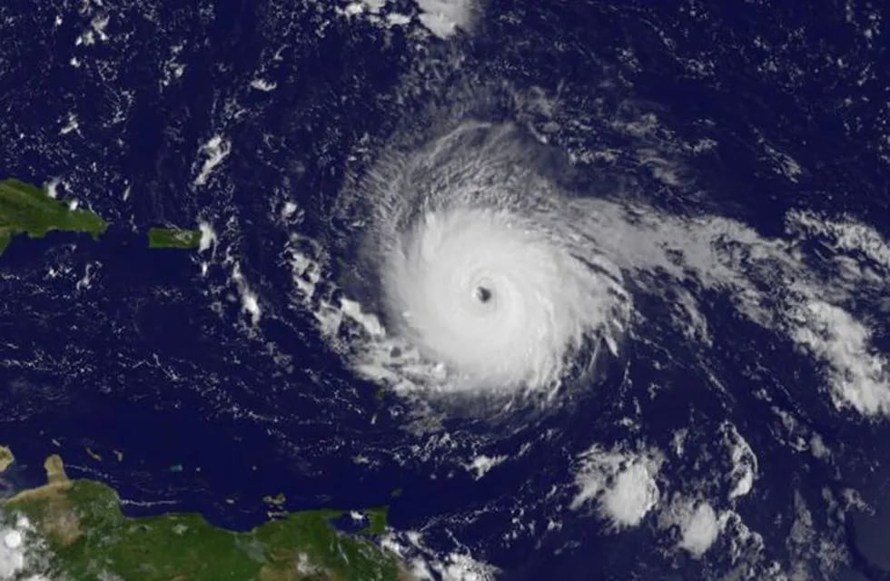 PSC01. ESPACIO EXTERIOR, 05/09/2017.- Fotografía cedida por la NASA, del huracán Irma capturado por el satélite GOES Est de la Administración Nacional Oceánica y Atmosférica (NOAA), a su paso hoy, martes 5 de septiembre de 2017, por el Océano Atlantico rumbo a las antillas menores del Caribe. Según el Centro Nacional de Huracanes (NHC), se prevé que Irma seguirá siendo un poderoso huracán de categoría 4 o 5 durante los próximos días, con advertencias en Antigua, Barbuda, Anguila, Montserrat, San Kitts, Nevis y Saba San Eustaquio, Saint Martin, San Bartolomé, Islas Vírgenes Británicas, Islas Vírgenes de los Estados Unidos, Puerto Rico, Vieques y Culebra, desde Cabo Engano hasta la frontera norte con Haití. EFE/NASA/NOAA GOES Project/SOLO USO EDITORIAL/NO VENTAS