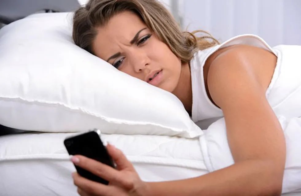 Qué pasa en tu cerebro cuando revisás el celular al despertarte
