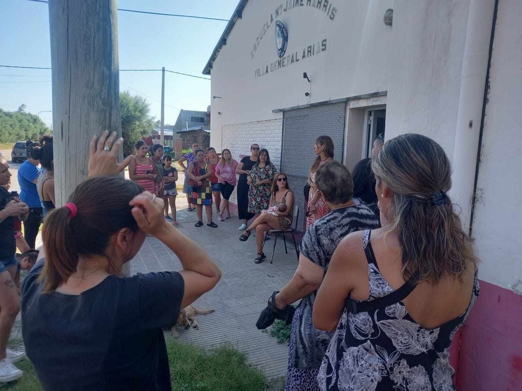 Vecinos de la comunidad de Villa Arias se autoconvocaron por la situación en la Escuela 7.