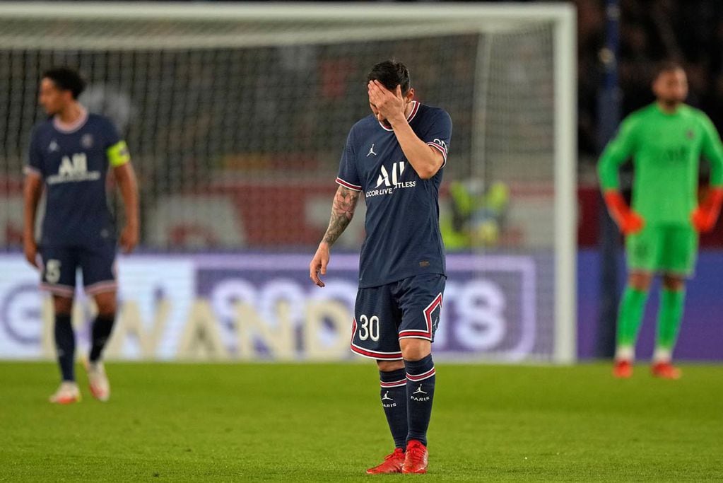 Messi y el PSG sintió el golpe del Lyon, que se impone en el Parque de los Príncipes. (AP)