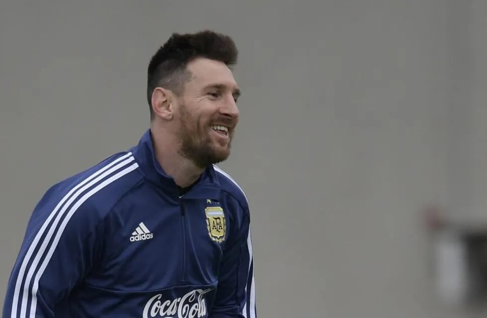 Argentina's forward Lionel Messi gestures during a training session in Ezeiza, Buenos Aires on May 30, 201, ahead of the Brazil's Copa America football tournament. (Photo by JUAN MABROMATA / AFP)
