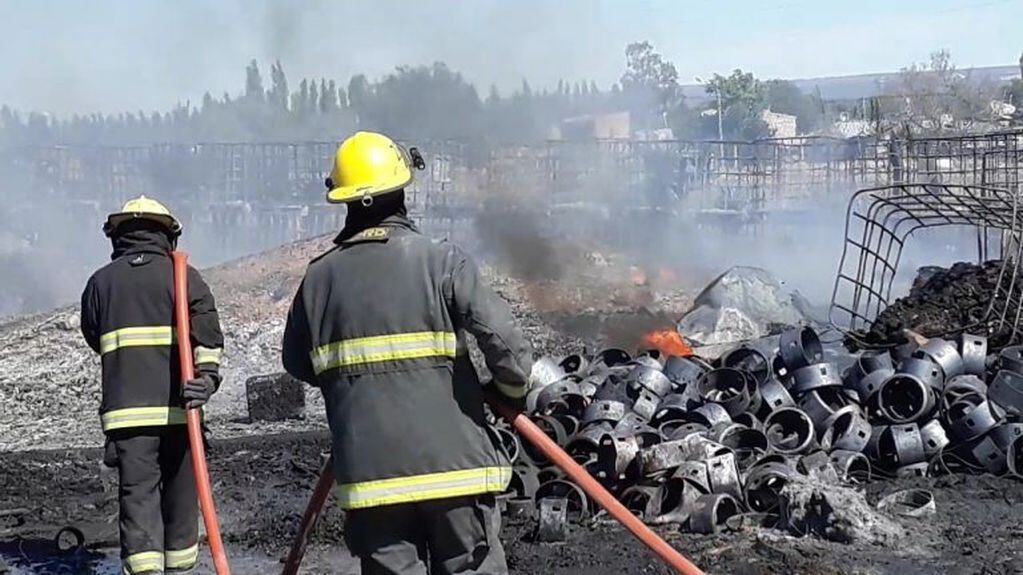 Bomberos Voluntarios participaron del incendio (web).