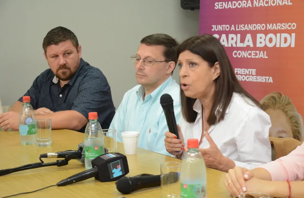 La candidata a senadora nacional Clara García, junto al diputado provincial Pablo Pinotti (izq.) y el concejal Lisandro Mársico (medio)