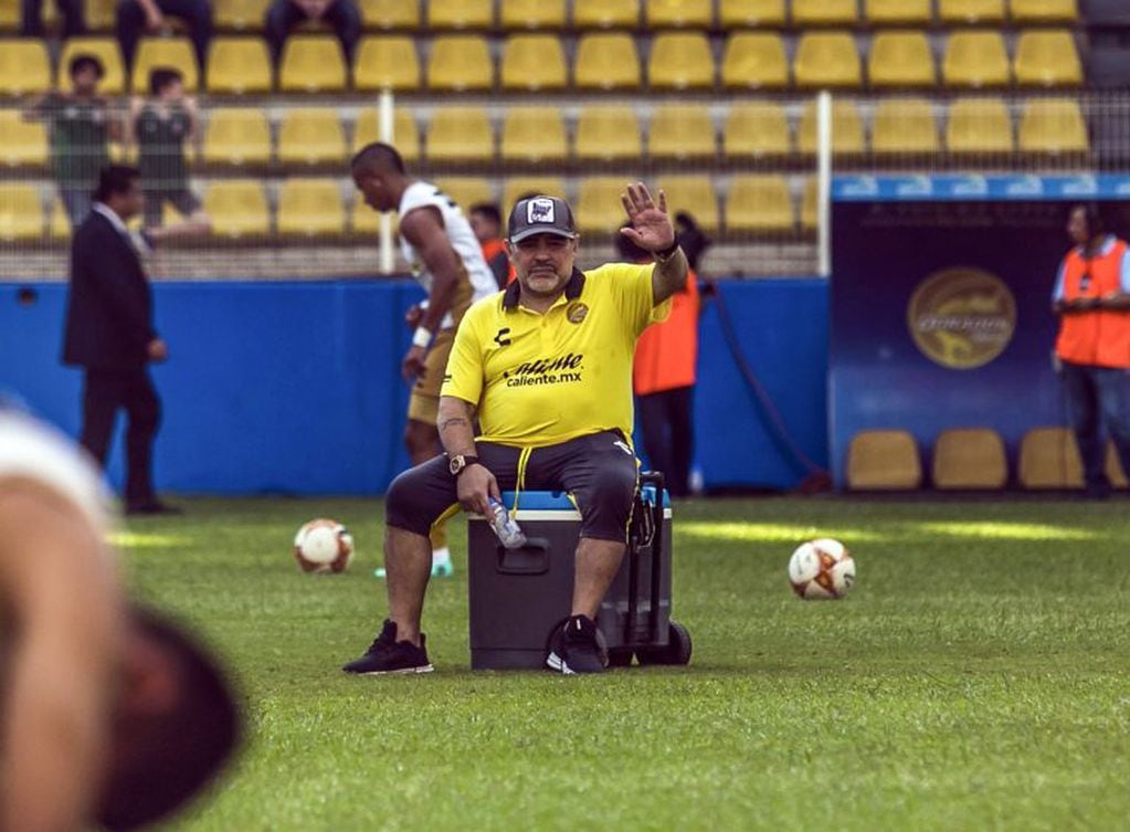 Maradona dando instrucciones al equipo que dirige, Dorados, de México.