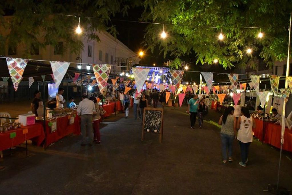 Feria de Navidad en el Paseo Balcarce y la Plaza Güemes. (Web)