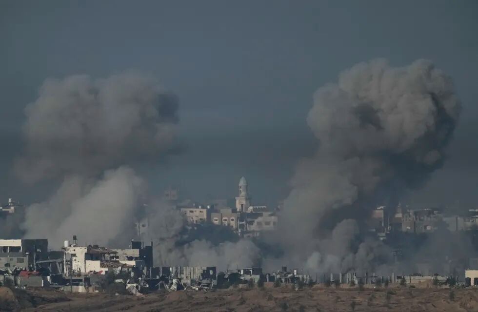 El humo se eleva tras un bombardeo israelí en la Franja de Gaza, vista desde el sur de Israel, el domingo 3 de diciembre de 2023.