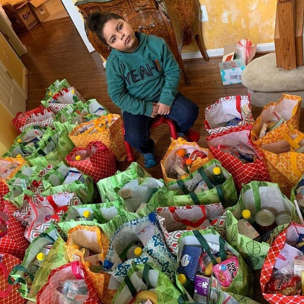 Solidaridad en tiempos de coronavirus: un niño usó sus ahorros para comprarle alimento a los ancianos en cuarentena (Foto: CNN)