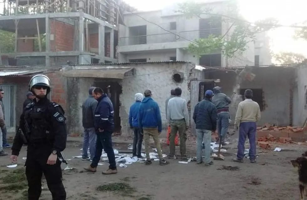 Este miércoles empezó la demolición de una las viviendas en Esmeralda entre Riobamba y La Paz. (FOL Rosario)