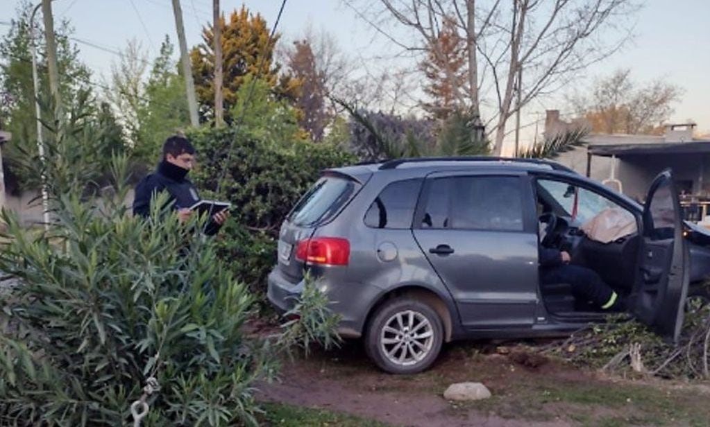 Uno de los vehículos involucrados en el choque, terminó en el jardín de una casa.