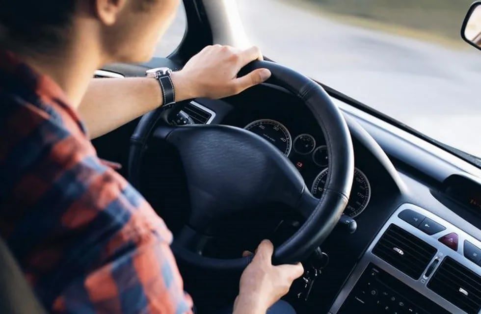 La postura del conductor es esencial en el manejo seguro de automóviles.
