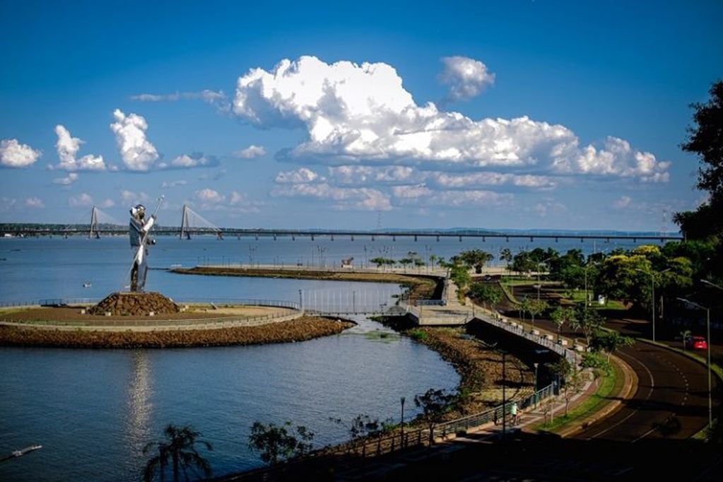 Monumento a Andrés Guacurarírí en cercanías del antiguo puerto hoy bajo las agua de Yacyretá.