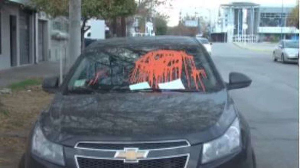 Estacionó el auto frente a una cochera y el dueño de la casa se lo pintó de rojo y lo amenazó.