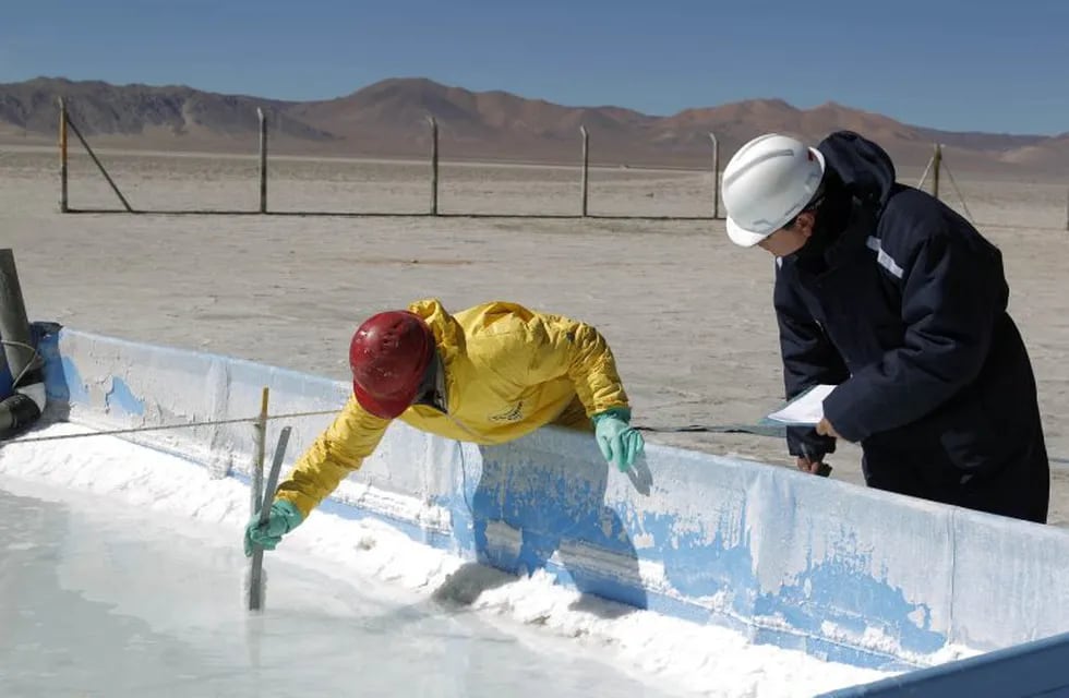 Technicians from the Orocobre mining company work on an evaporation pond test in the salt flat at Olaroz, 4,000 meters (13,123 feet) above sea level and north of the Argentine province of San Salvador de Jujuy August 7, 2010. Argentina, Bolivia and Chile, holders of some of the world's biggest Lithium reserves, continue to attract investment from mining companies as the market for the metal continues to grow. Lithium is a key component in rechargeable batteries that power laptop computers, digital cameras and cell phones, as well as hybrid and electric vehicles. Picture taken August 7, 2010. REUTERS/Enrique Marcarian (ARGENTINA - Tags: ENERGY BUSINESS SCI TECH) jujuy  Salar de Olaroz pruebas tecnicas resreva produccion litio