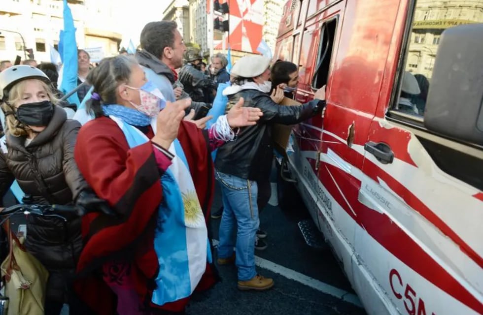 Manifestantes atacaron el camión de exteriores del canal C5N (Fotos: Clarín)