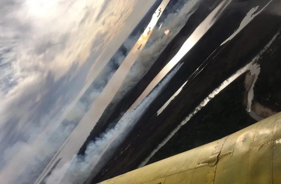 Un avión hidrante del Servicio Nacional de Manejo del Fuego (SNMF) sobrevoló las zonas de Rosario y Villa Constitución. (@juanmburgoa)