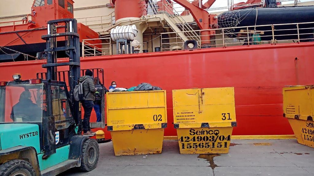 En una tarea conjunta se descargaron residuos orgánicos no peligrosos traídos desde las bases antárticas argentinas.