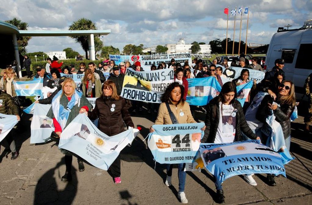Banderas argentinas y remeras con los rostros de los submarinistas, junto a pancartas con pedidos de "búsqueda, verdad y justicia para los 44". (Foto: AP Photo/Vicente Robles)