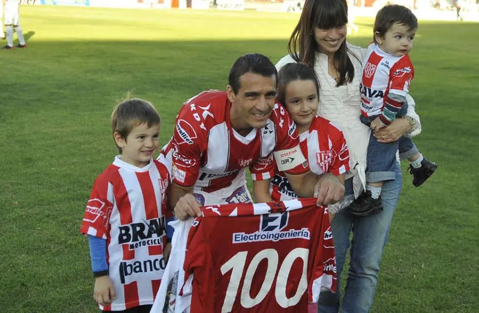 Emocionado. Raúl Damiani, cuando llegó a los 100 partidos en Instituto, y junto a su familia. ¿Por qué no hubo partido despedida? (La Voz archivo).