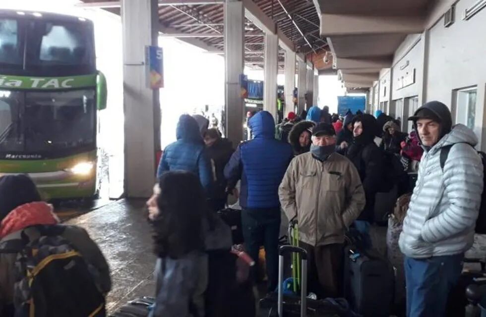 Más de 40 turistas chilenos quedaron varados, la mitad de ellos pasó cuatro días en la Terminal.
