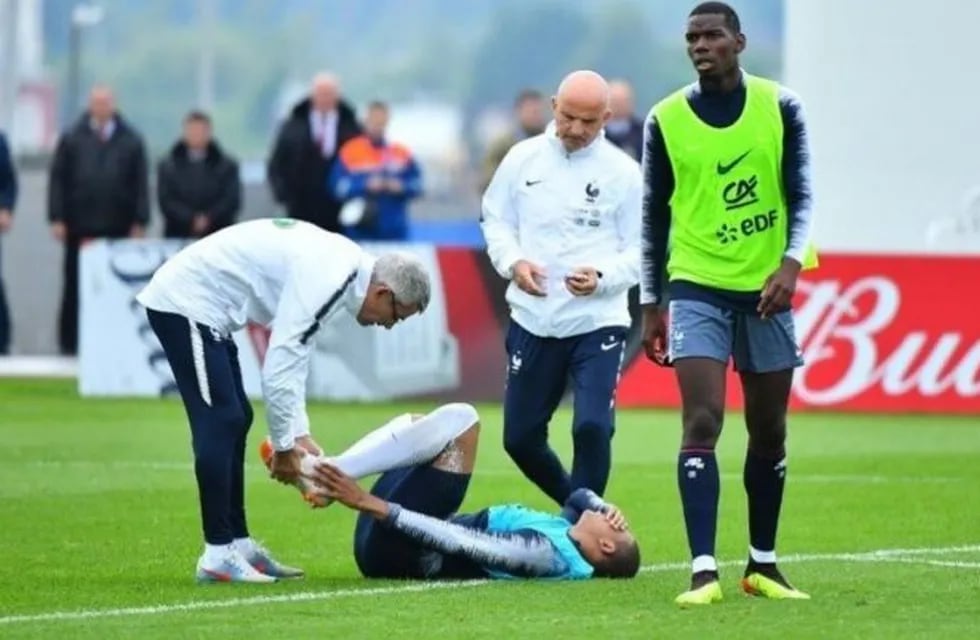 Mbappé se retiró de la práctica muy dolorido