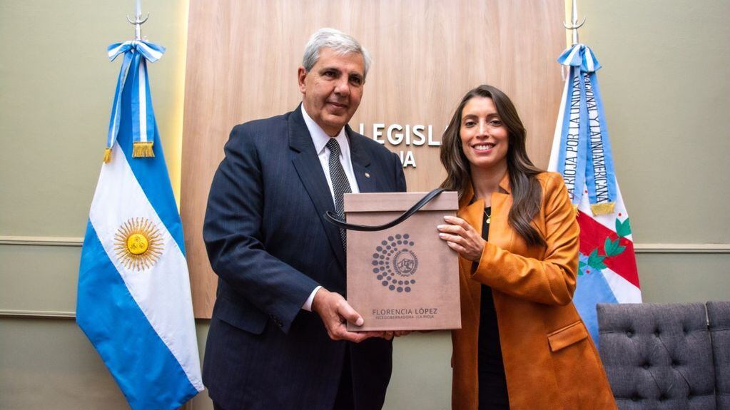 El vicegobernador Haquim recibió de manos de su colega riojana Florencia López, un obsequio en gratitud por la visita a su provincia.