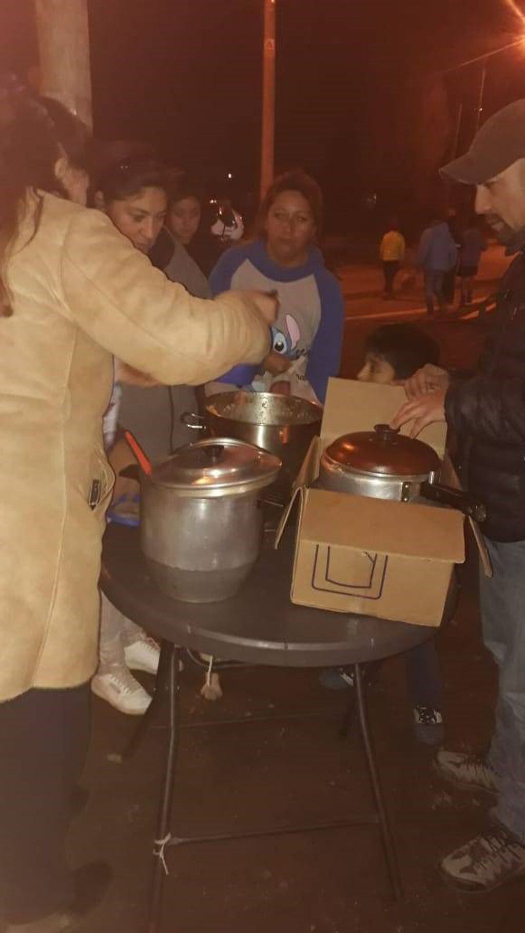 Familias recibiendo su ración de comida (Foto: Bariloche2000).