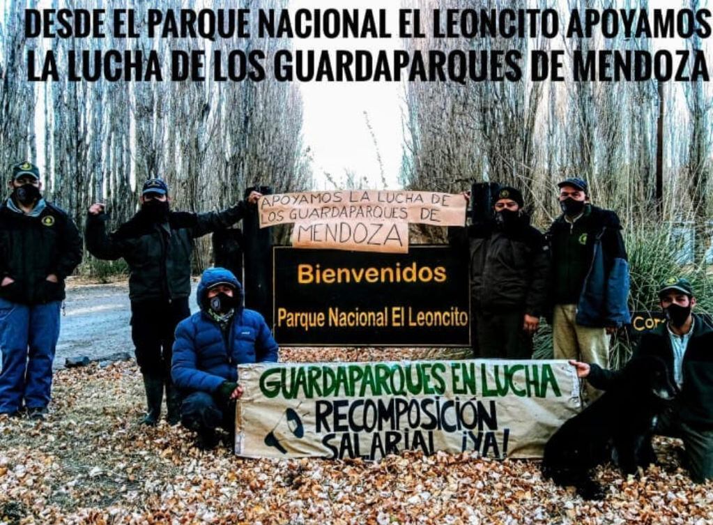 Los guardaparques de El Leoncito compartieron esta foto en apoyo a la manifestación mendocina.