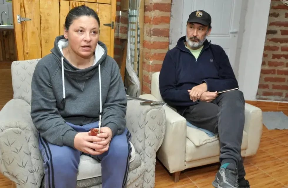 Verónica Barreto y Juan Muñoz, recibieron una notificación policial en la que se afirmaba que su hijo Ian,  había participado de una fiesta clandestina en Jacobacci.