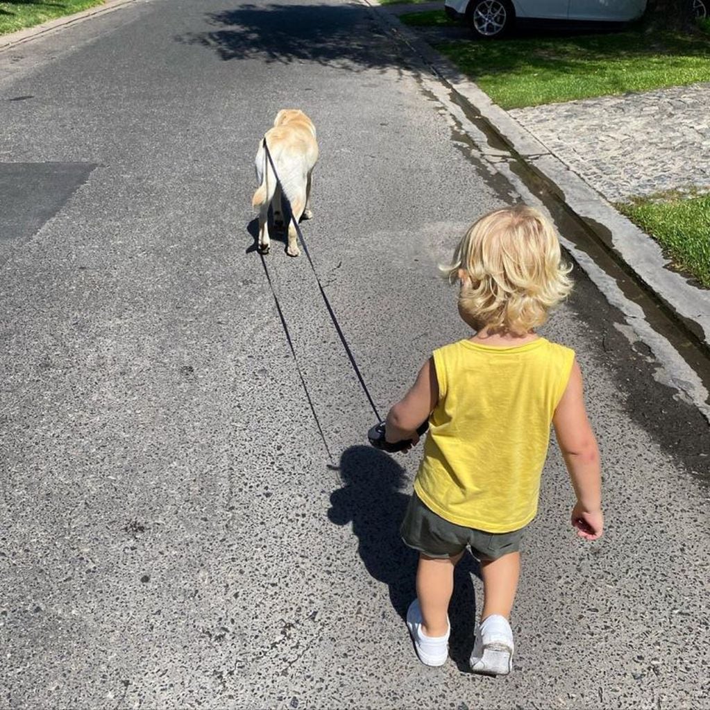 Mirko paseando a su perrito, Bailey.