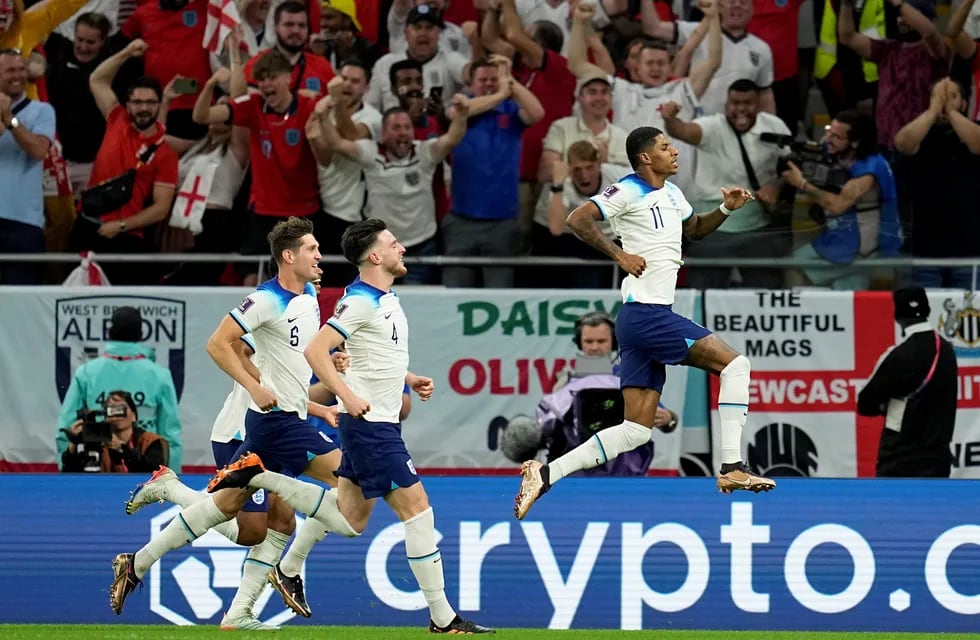 Festeja Inglaterra, festeja Marcus Rashford, autor del primer gol frente a Gales para asegurar el primer puesto en el grupo del Mundial de Qatar. (AP)