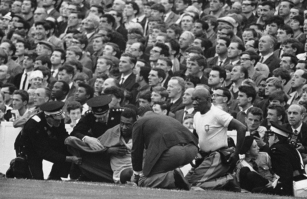 El castigo que recibió Pelé en el campo de juego. Ni siquiera las manos mágicas del masajista Mario Américo (el calvo de la foto) pudieron recuperarlo.