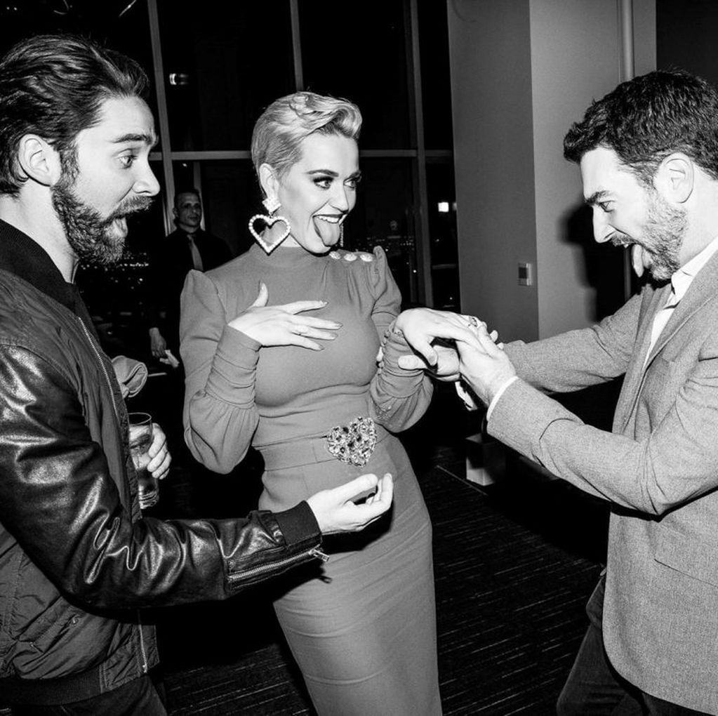 Katy Perry enseñando su anillo de compromiso (Instagram/@katyperry)