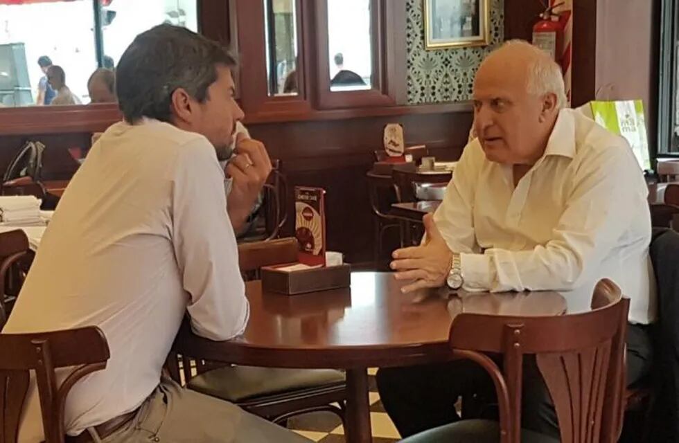 El presidente de San Lorenzo acudió a la cita en un café del centro porteño. (@nbg__)