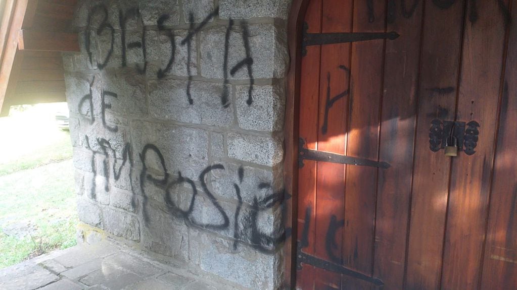 Grupos mapuches supuestamente vandalizaron e intentaron incendiar una parroquia en Villa La Angostura.