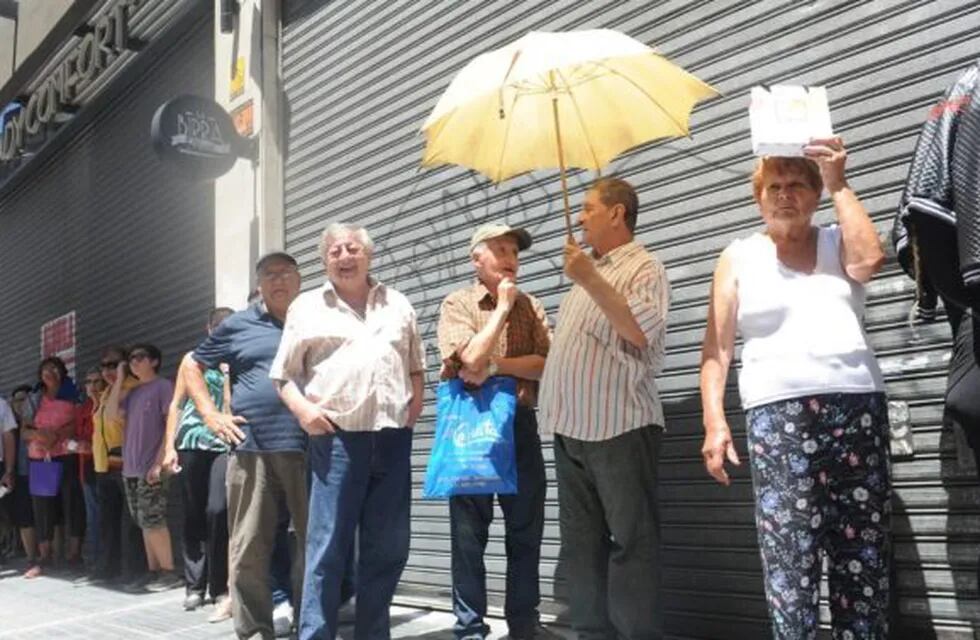 Los bancos abrirán el miércoles para pagar jubilaciones y AUH (Foto: archivo Clarín)