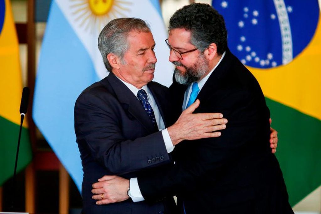 Ernesto Araujo y Felipe Sola. (AFP)