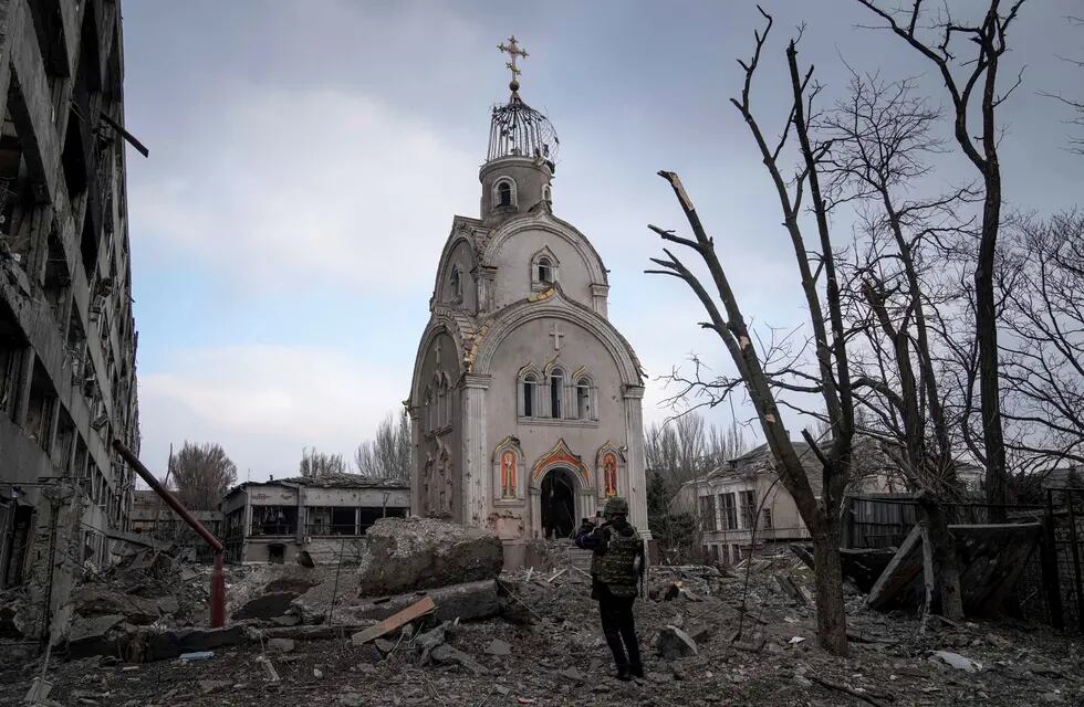 Escombros en Mariúpol, una de la ciudades de Ucrania más devastadas tras los ataques rusos.