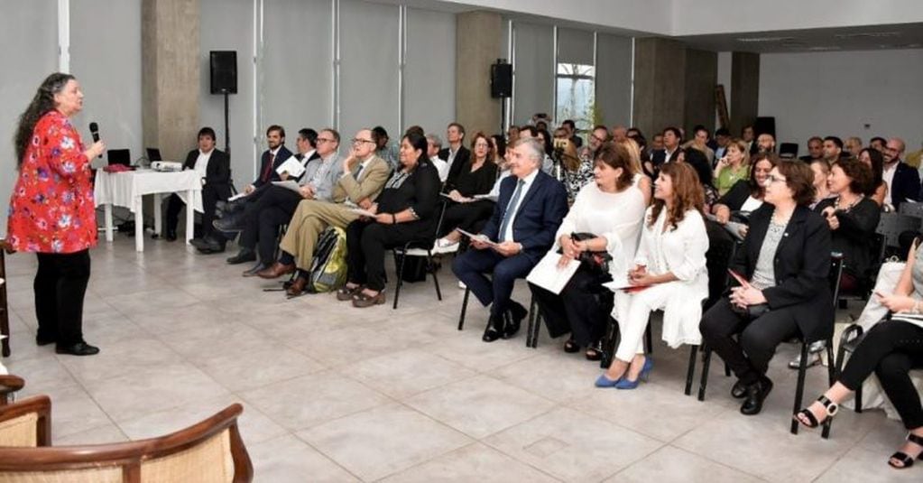 El gobernador Morales y sus funcionarios, en la capacitación organizada por el Consejo Provincial de la Mujer e Igualdad de Género, a partir de la iniciativa Spotlight.