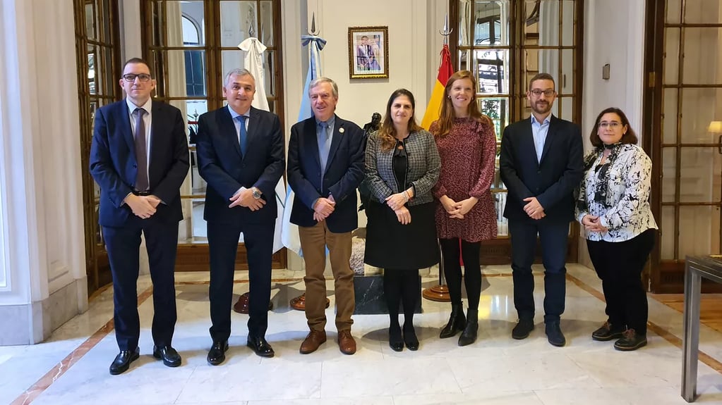 El gobernador Morales junto al titular de la UNEF, José Donoso, y demás asistentes al encuentro mantenido en la Embajada argentina en Madrid.