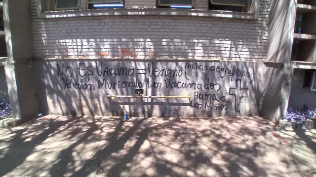 Escuelas vandalizadas con mensajes antivacunas en Posadas