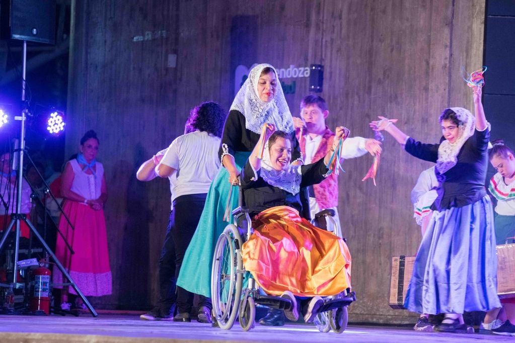 Número artístico propio, 1.000 espectadores y 200 artistas: Así se vivió la Fiesta de la Vendimia Inclusiva. Foto: Prensa Gobierno de Mendoza.