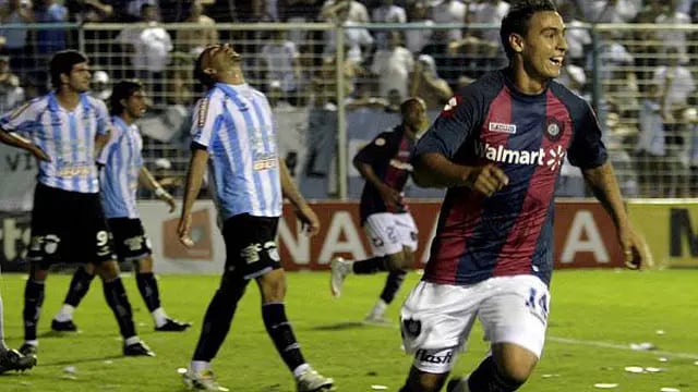 Fabián Bordagaray festeja el gol que le convirtió a Atlético de Tucumán.