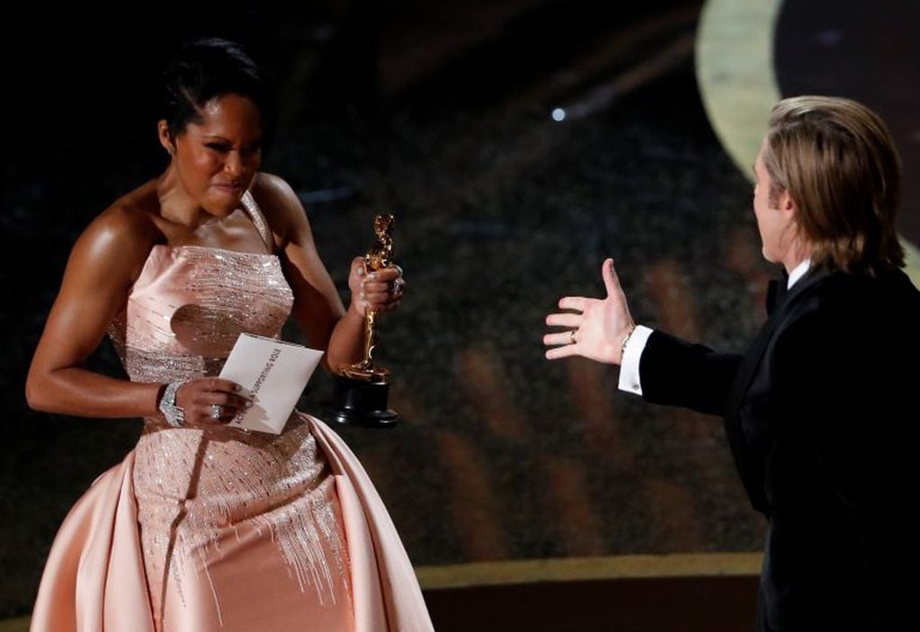 Brad Pitt recibe el Oscar. (Foto: Reuters)