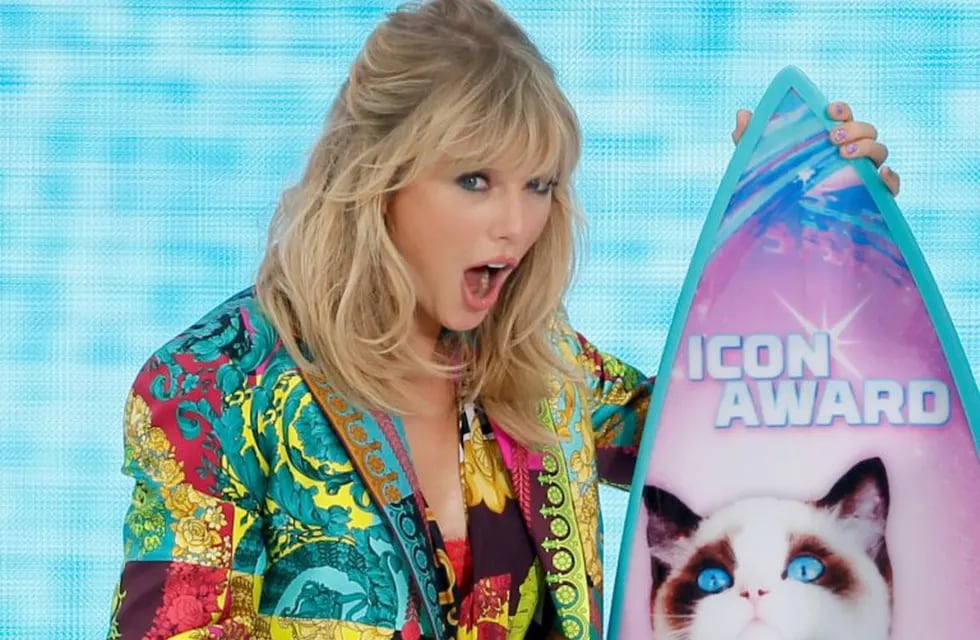 Taylor Swift al momento de aceptar el premio Icon en los Teen Choice Awards. Crédito: Danny Moloshok/Invision/AP.